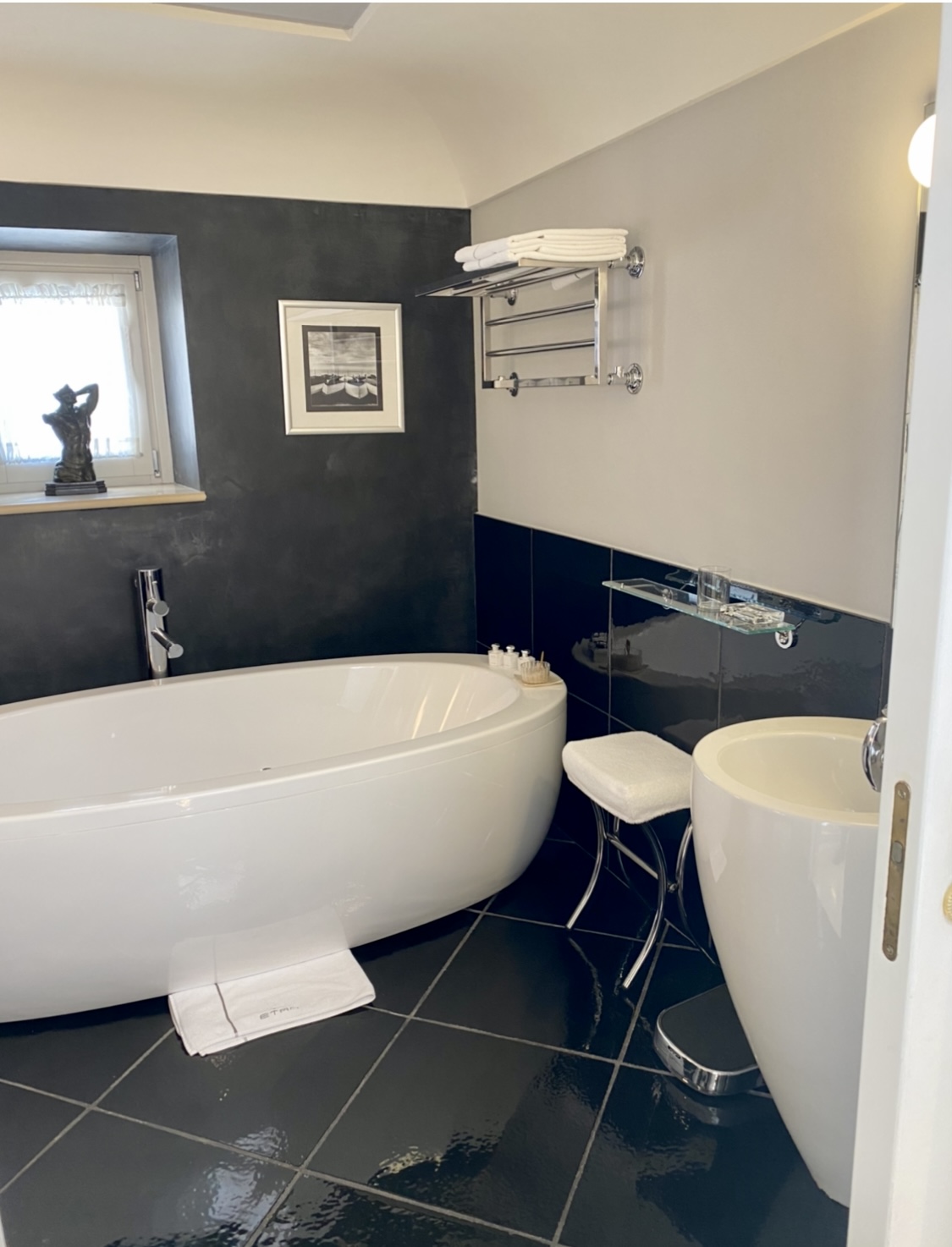 diamond suite bathroom